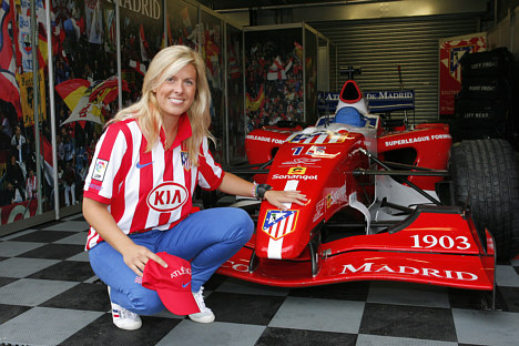 María de Villota i fuldt Atletico Madrid antræk.